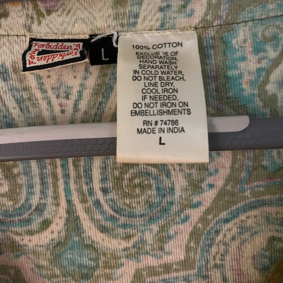 Fancy pattern and sparkled top! Size L but runs small. Figure flattering - Picture 4 of 4